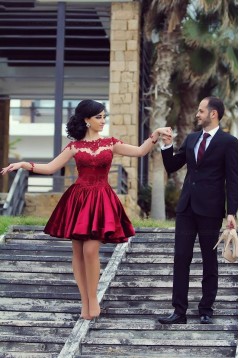 Short Red Homecoming Dresses High Neck Long Sleeves Sheer Lace Appliques Satin Knee Length Party Evening Gowns 3020234